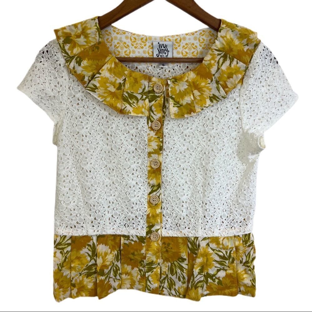 Ivy Jane Lace and Floral Short Sleeve Top. Size Small. Great Condition!!
